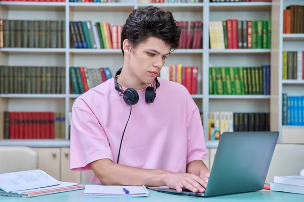 Fiatal Férfi Diák Számítógép Laptop Könyvek Főiskolai Könyvtárban Egy Éves — Stock Fotó