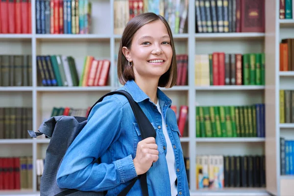 Joven Estudiante Universitaria Sonriente Con Mochila Mirando Cámara Dentro Biblioteca —  Fotos de Stock