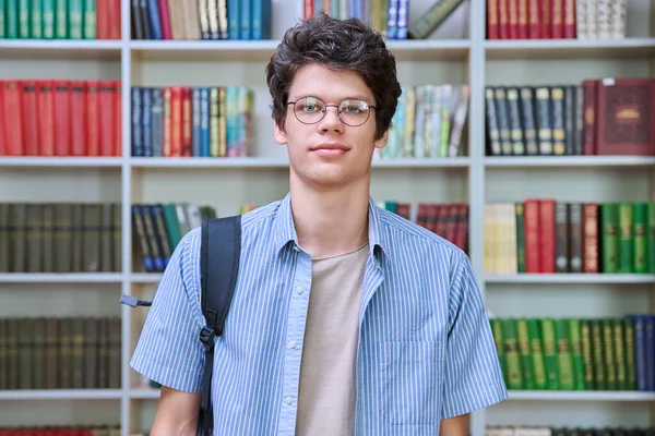 Porträt Eines Studenten Mit Rucksack Der Die Bibliothek Des Bildungsgebäudes — Stockfoto