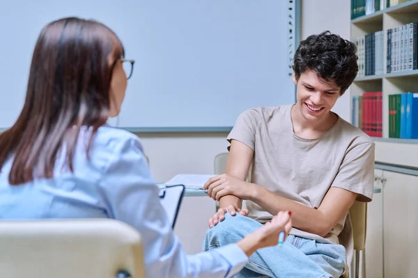 Joven Estudiante Años Reunión Con Psicólogo Trabajador Social Consejero Universitario — Foto de Stock