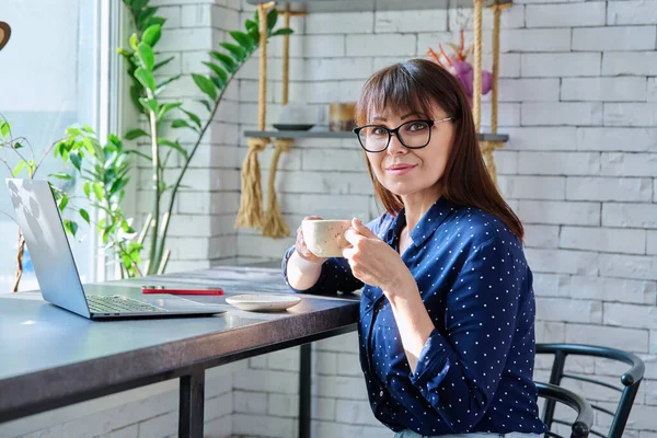 Smiling Middle Aged Woman Sitting Table Coffee Shop Drinking Coffee — Stock Photo, Image