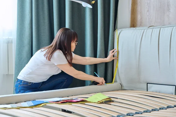 Жінка Дизайнер Текстилю Декоратор Стрічкою Вимірювання Розміру Ліжка Спальні Пошиття — стокове фото