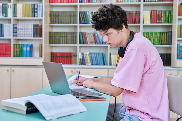 Jeune Étudiant Assis Avec Des Livres Ordinateur Portable Dans Bibliothèque — Photo