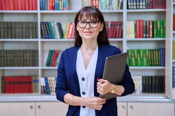 Retrato Conselheira Mentora Professora Confiante Educadora Assistente Social Segurando Laptop — Fotografia de Stock