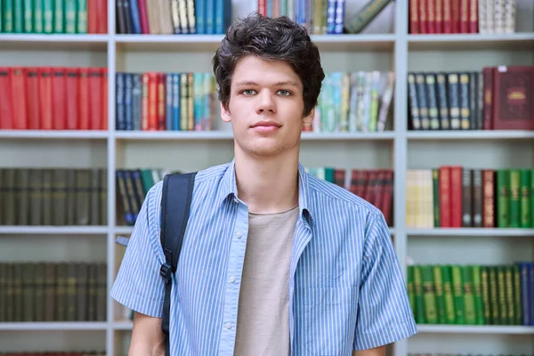 Porträt Eines Studenten Mit Rucksack Der Die Bibliothek Des Bildungsgebäudes — Stockfoto