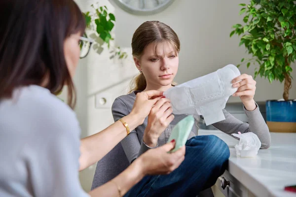 Mutter Zeigt Frühchen Damenbinden Weibliche Hygiene Adoleszenz Menstruation Bei Teenagern — Stockfoto