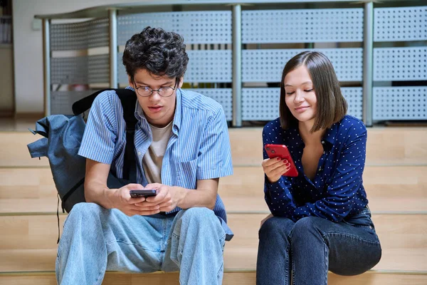 Amigos Colegas Classe Estudantes Universitários Cara Menina Com Smartphones Dentro — Fotografia de Stock