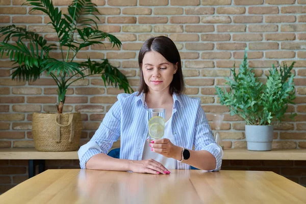 Junge Attraktive Frau Sitzt Hause Tisch Wohnzimmer Mit Einem Glas — Stockfoto