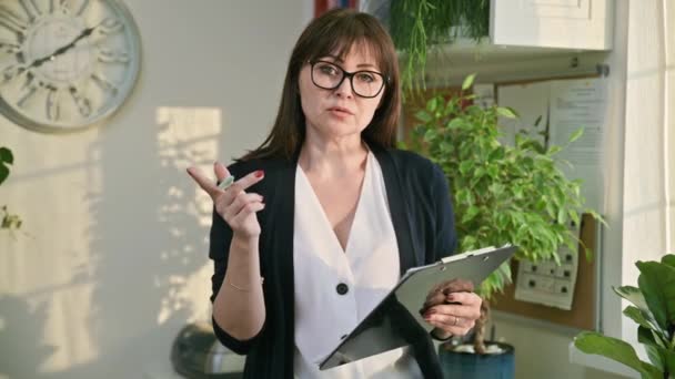 Portret Specjalistki Podkładką Biurze Średnim Wieku Pozytywna Kobieta Psycholog Terapeuta — Wideo stockowe