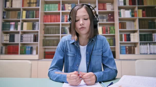 Visão Webcam Close Falar Estudante Fones Ouvido Dentro Biblioteca Universidade — Vídeo de Stock
