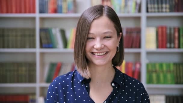 Retrato Cabeza Una Estudiante Universitaria Feliz Sonriente Dentro Biblioteca Mujer — Vídeo de stock