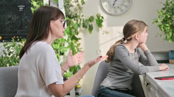 Forstyrret Mor Teenagedatter Sidder Sammen Hjemme Rummet Konflikt Kommunikationsvanskeligheder Vrede – Stock-video