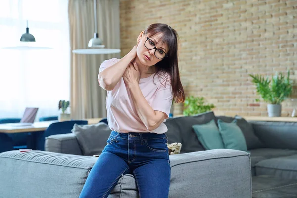 Dolore Collo Che Disturba Donna Mezza Età Sofferenza Femminile Seduta — Foto Stock