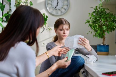 Anne, reşit olmayan kızına hijyenik ped, kadın hijyeni, ergenlik dönemi, ergenlik dönemi, ilişki anne kızı, aile kavramı gibi şeyleri anlatıyor.