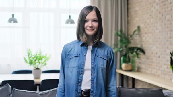 Porträtt Ung Positiv Självsäker Kvinna Med Armarna Korsade Inredningen Vardagsrummet — Stockvideo