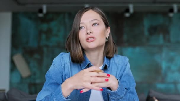 Крупный План Веб Камеры Говорит Студентка Университета Молодая Женщина Просматривает — стоковое видео