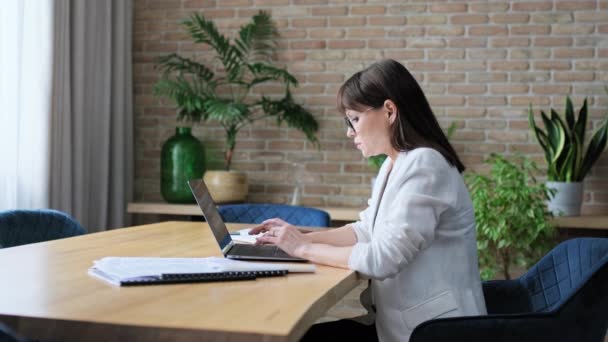 オフィスで働く成熟したビジネス女性 ラップトップコンピュータにタイピング ビジネス 中年のコンセプト — ストック動画