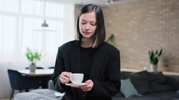 Mladá Atraktivní Žena Sedí Doma Obývacím Pokoji Pije Kávu Krásná — Stock video