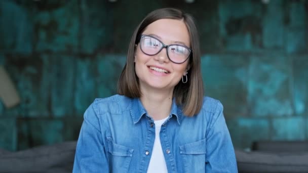 Κοντινό Πορτραίτο Μιας Χαρούμενης Νεαρής Φοιτήτριας Γυαλιά Στο Σπίτι Θετική — Αρχείο Βίντεο