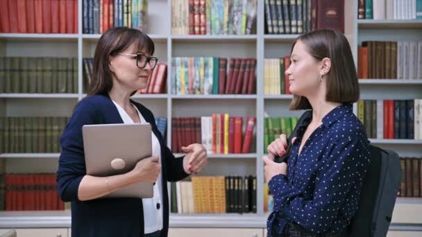 Profesora Hablando Con Una Estudiante Dentro Biblioteca Universitaria Conocimiento Educación — Vídeo de stock