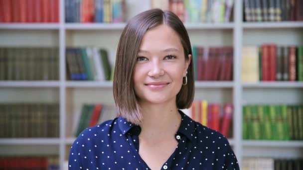 Portret Uśmiechniętej Studentki Bibliotece Pozytywna Kobieta Patrząca Obiektyw Koncepcja Młodzieży — Wideo stockowe