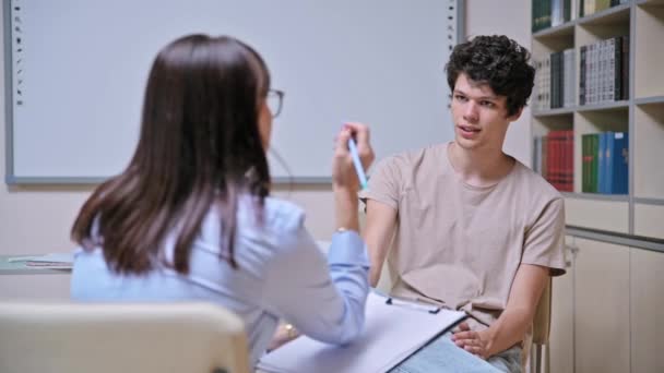 Jovem Estudante Anos Reunião Com Psicólogo Assistente Social Conselheiro Universitário — Vídeo de Stock