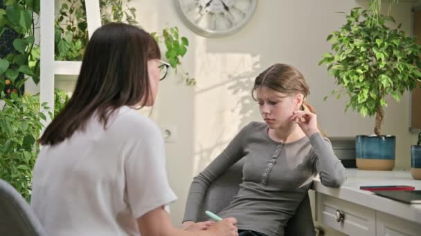 Λυπημένη Έφηβη Συνάντηση Ψυχοθεραπείας Ψυχολόγο Σύμβουλο Ένα Αναστατωμένο Κορίτσι Μαθήτρια — Αρχείο Βίντεο