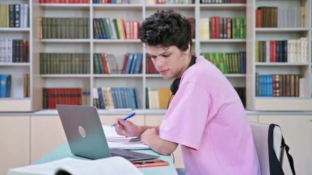 Молодой Студент Мужчина Сидит Ноутбуком Книгами Библиотеке Колледжа Парень Лет — стоковое видео