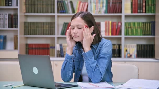 Cansado Jovem Estudante Universitário Estudando Biblioteca Usando Laptop Livros Tocando — Vídeo de Stock