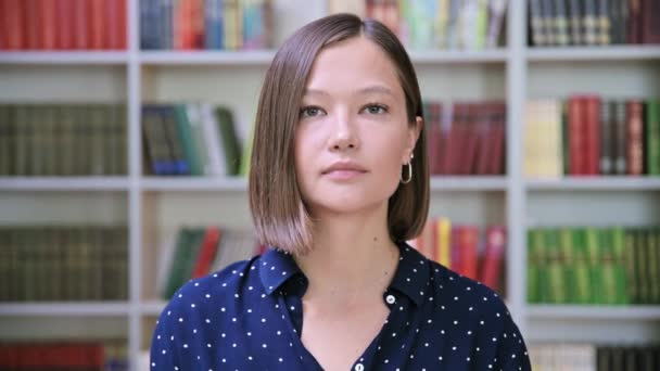 Retrato Headshot Estudante Universitário Menina Séria Dentro Biblioteca Mulher Confiante — Vídeo de Stock