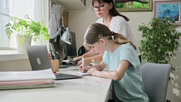 Mãe Ajudando Filha Pré Adolescente Estudar Olhando Para Computador Portátil Vídeo De Stock Royalty-Free