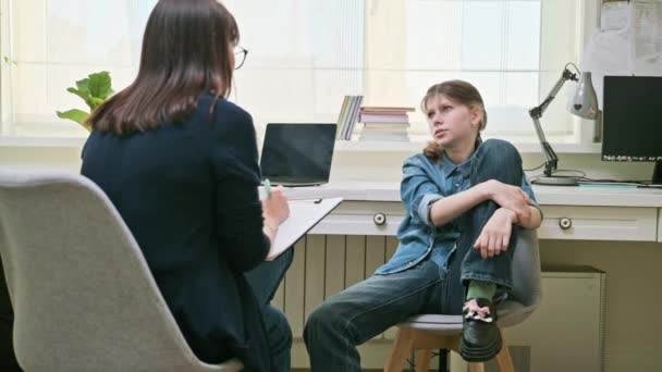 Sorgsen Tonårstjej Terapimöte Med Psykolog Terapeut Upprörd Flicka High School — Stockvideo