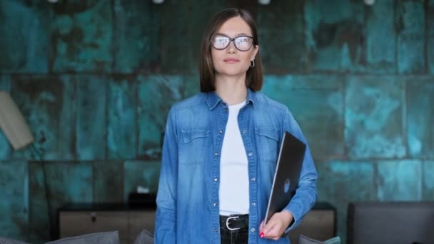 Mladá 20S Žena Brýlích Notebookem Při Pohledu Kamery Obývacím Pokoji — Stock video
