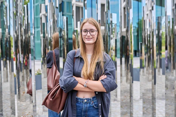 Πορτρέτο Των Νέων Όμορφη Αυτοπεποίθηση Έφηβη Φοιτήτρια Στη Σύγχρονη Πόλη — Φωτογραφία Αρχείου