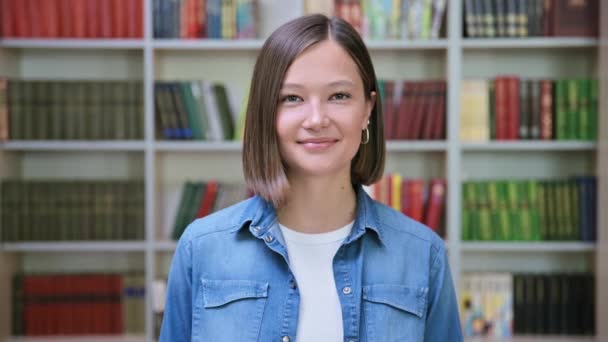 Retrato Cabeza Una Estudiante Universitaria Feliz Sonriente Dentro Biblioteca Mujer — Vídeo de stock
