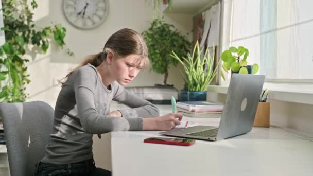 十几岁以下的女孩使用笔记本电脑在家里的书桌前学习 青春期 知识概念 — 图库视频影像