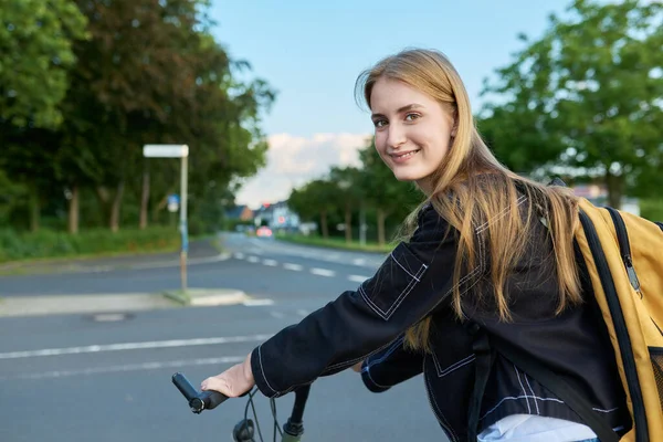 Πορτρέτο Της Έφηβης Φοιτήτριας Σακίδιο Στο Ποδήλατο Χαμογελώντας Έφηβος Γυναίκα — Φωτογραφία Αρχείου