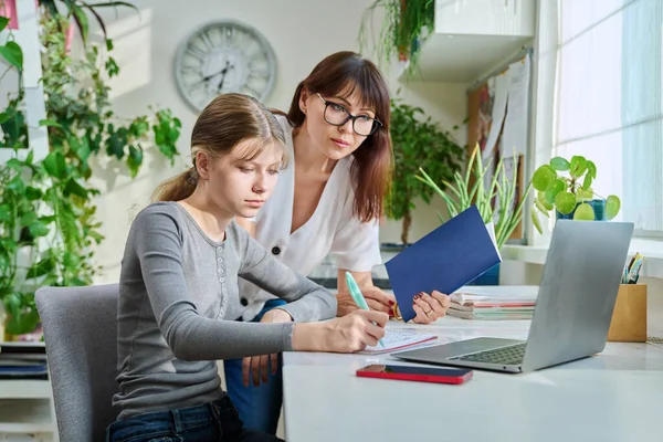 Matka Pomaga Nastoletniej Córce Nauce Ogląda Laptopa Razem Domu Rodzina — Zdjęcie stockowe