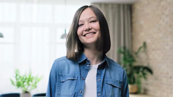Evin Içinde Gülümseyen Güzel Genç Bir Kadının Portresi Mutlu Pozitif — Stok video