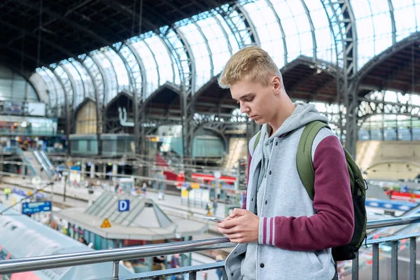 Jonge Serieuze Man Met Behulp Van Mobiele Toepassingen Smartphone Staan — Stockfoto