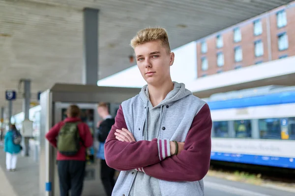Porträt Eines Selbstbewussten Jungen Mannes Bahnhof Der Elektrischen Bahn Teenager — Stockfoto