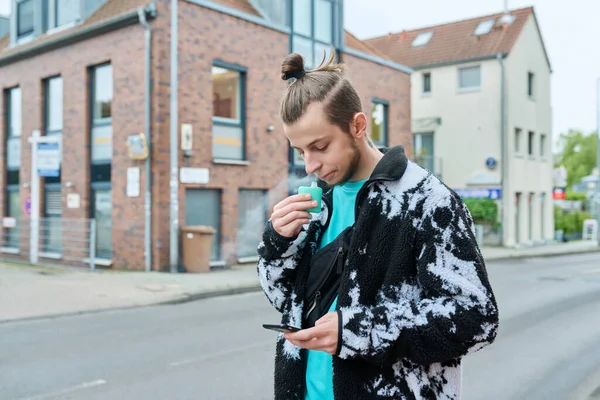 Fiatal Hipster Férfi Divatos Szakáll Frizura Okostelefonnal Dohányzás Eldobható Elektronikus — Stock Fotó