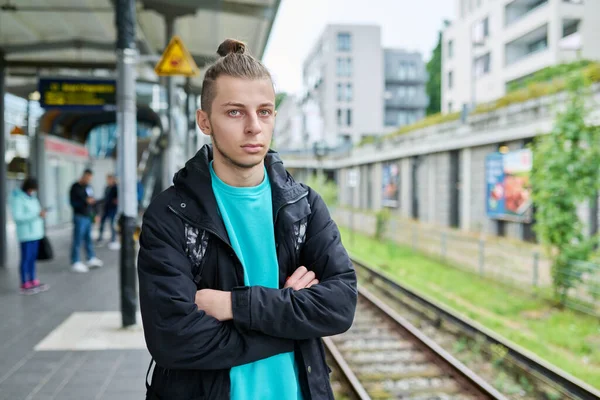 Egy Fiatal Magabiztos Fickó Portréja Elektromos Városi Vonat Vasútállomásán Tinédzser — Stock Fotó