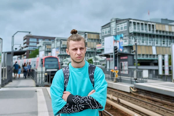 Portret Van Een Jonge Zelfverzekerde Man Het Station Van Elektrische — Stockfoto