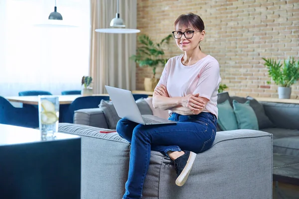 Glückliche Frau Mittleren Alters Mit Laptop Hause Auf Dem Sofa — Stockfoto