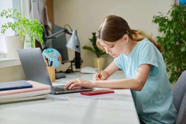 Nastolatka Ucząca Się Domu Przy Biurku Pomocą Laptopa Szkoła Średnia — Zdjęcie stockowe