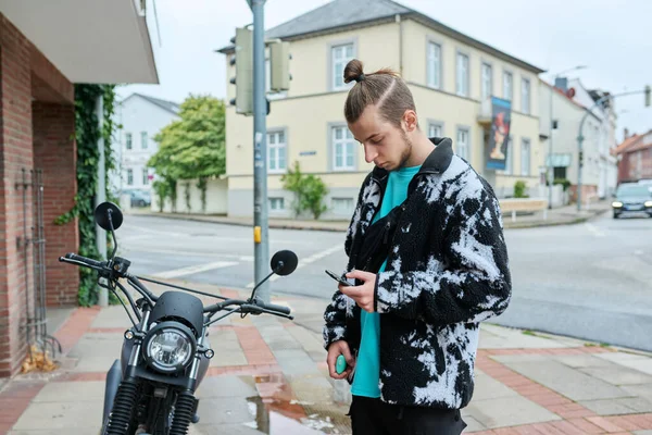 Jonge Trendy Man Met Telefoon Een Elektronische Sigaret Motor Straat — Stockfoto