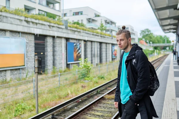 Fiatal Férfi Várja Elektromos Vonatot Városi Vasútállomáson Srác Komoly Tanuló — Stock Fotó