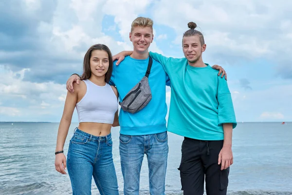 Açık Havada Kucaklaşan Neşeli Genç Arkadaşların Portresi Kumsalda Kameraya Bakan — Stok fotoğraf