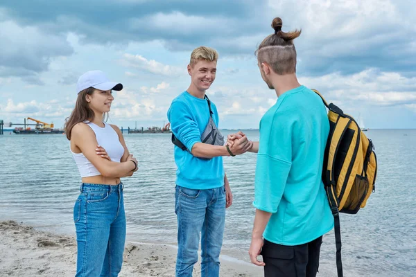 Genç Arkadaşlar Birbirlerini Selamlıyorlar Sıkışıyorlar Selamlıyorlar Tanışma Sevinci Sahilde Açık — Stok fotoğraf